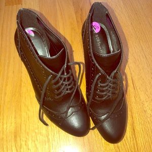 BCBG tie up platform shoe size 8.5